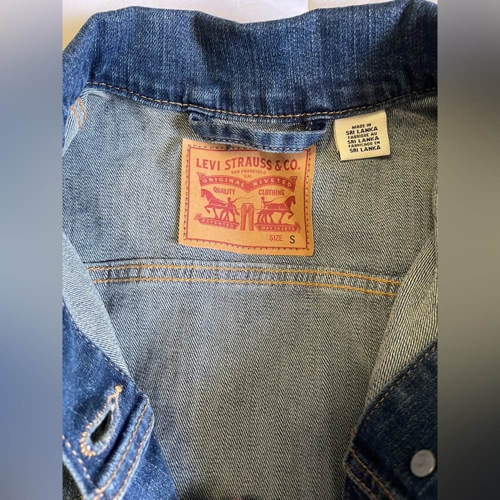 ⭐️Host Pick⭐️ Levi’s Classic Denim Trucker Jacket Slim fit Women’s Small NWOT - Picture 16 of 16